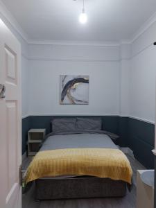 Uma cama ou camas num quarto em The corner house Longford town