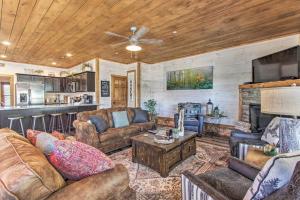 ein Wohnzimmer mit Ledersofas und einem Kamin in der Unterkunft The All Decked Out in Pigeon Forge So Near Dollywood! On a Hill Right in Pigeon Forge in Pigeon Forge