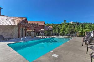 ein großes Schwimmbad mit Stühlen und einem Gebäude in der Unterkunft The All Decked Out in Pigeon Forge So Near Dollywood! On a Hill Right in Pigeon Forge in Pigeon Forge