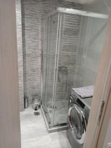 een douche in een badkamer met een wasmachine bij IN25G in Thessaloniki
