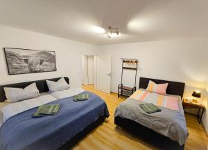 a bedroom with two beds in a room at EcoCube 443 - Familie, 2Zimmer, 3Betten, Schlafsofa, Backofen, TV, 6Pers in Meppen
