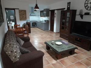 a living room with a couch and a coffee table at Casa victoria in Soo