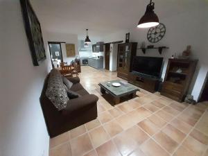 a living room with a couch and a table at Casa victoria in Soo