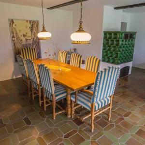 una sala da pranzo in legno con tavolo e sedie in camera di Landsitz Lippoldsberg a Gewissenruh