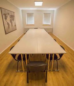 una sala conferenze con un grande tavolo e sedie di Landsitz Lippoldsberg a Gewissenruh