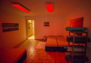 una camera con un letto e una camera con luci rosse di Landsitz Lippoldsberg a Gewissenruh