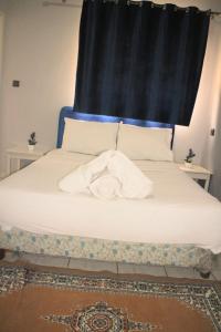 ein Bett mit einem Handtuch darüber in der Unterkunft HOTEL ERRACHIDIA in Er Rachidia