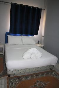 ein Bett mit einem Handtuch darüber in der Unterkunft HOTEL ERRACHIDIA in Er Rachidia