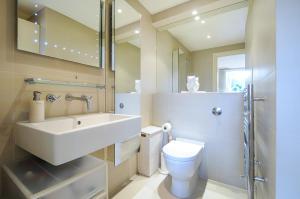 a bathroom with a sink and a toilet at Georgiana's Guesthouse in London +25 photos