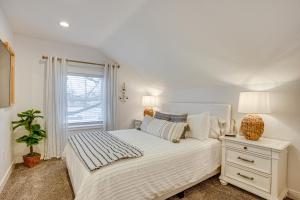 um quarto branco com uma cama e uma janela em Montpelier Lake House with Deck, Dock and Fireplace! em Montpelier