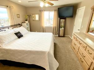 a bedroom with a bed and a flat screen tv at Sleeps 20! Rare Family Friendly House. in Payson