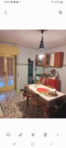 une cuisine et une salle à manger avec une table. dans l'établissement Al casale, à Capriglia