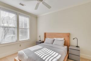 - une chambre avec un grand lit et une fenêtre dans l'établissement Waterfront Lake Oconee Condo with Lake Views!, à Greensboro