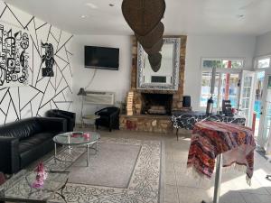 uma sala de estar com um sofá e uma lareira em EDR Hotel - Adults Only & Clothing Optional em Palm Springs