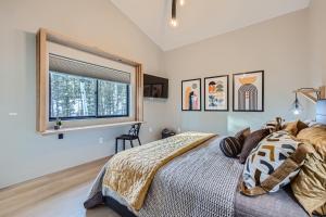 - une chambre avec un grand lit et une fenêtre dans l'établissement The Stilt House, Sanctuary in Colorado Mountains, à Divide