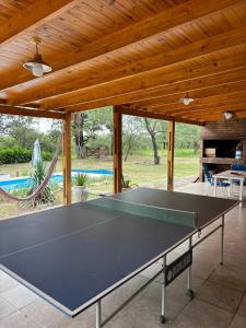 una mesa de ping pong en un patio con hamaca en Lothbrok House en Villa Rumipal