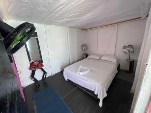 Kleines Zimmer mit einem Bett und einem Fenster in der Unterkunft Tours Mandala Beach in Barú