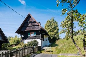 a house on a hill with a fence at SCHILCHERLANDLEBEN - Kirchberg in Sankt Stefan ob Stainz