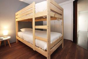 a couple of bunk beds in a room at Casa familiar y grupos en Lomas, 4 recámaras in San Luis Potosí