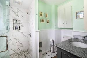 y baño con ducha, lavabo y aseo. en Greenport village cottage w/ 4 bedrooms en Greenport