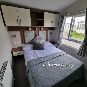 een kleine slaapkamer met een bed en een raam bij A HOME AWAY AT Tattershall country park in Tattershall