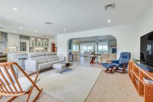 Posezení v ubytování Waterfront Palmetto Home with Private Pool and Dock!