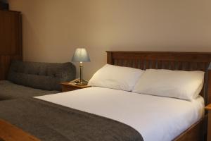 En eller flere senge i et værelse på Stylish flat in central Tenby & free parking