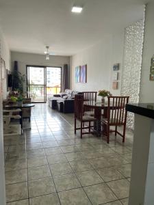un salon avec un canapé et une table dans l'établissement Apartamento Praia do Morro com Churrasqueira, Cozinha Gourmet e Wifi, à Guarapari