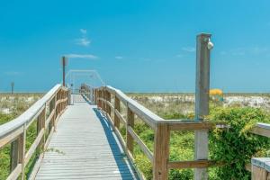 eine hölzerne Promenade, die zum Strand führt in der Unterkunft Destin On The Gulf 505 Condo in Destin