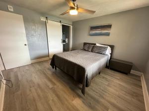 sypialnia z łóżkiem i wentylatorem sufitowym w obiekcie DIRECT OCEANFRONT NO-DRIVE BEACH CONDO w mieście Daytona Beach