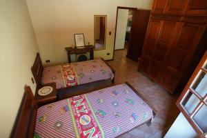 eine Draufsicht auf ein Schlafzimmer mit zwei Betten in der Unterkunft Sitio Recanto Feliz na Estrada do Vinho km 4,5 - Sao Roque in São Roque + 20 Fotos