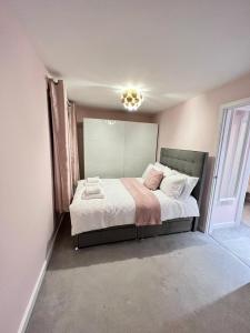 a bedroom with a large bed in a room at ORCHID S&N House in Bristol