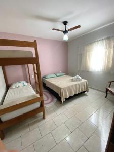 a bedroom with a bunk bed and a ladder at Casa de Temporada Vitoria in Brotas