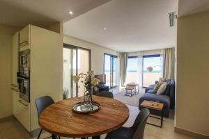 een woonkamer met een eettafel en een woonkamer bij Los Monteros Penthouse with Panoramic Sea View in Marbella