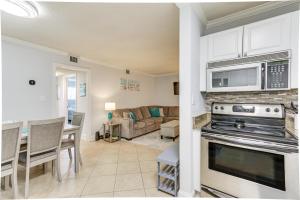 Dapur atau dapur kecil di Walk to Beach Hilton Head Resort Condo with Pools!