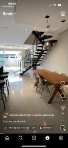 Cette chambre dispose d'une table en bois et d'un escalier. dans l'établissement Casa na zona sul de Porto Alegre, à Porto Alegre