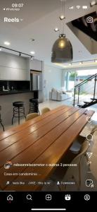 阿雷格里港的住宿－Casa na zona sul de Porto Alegre，一间厨房,内设一张大木桌