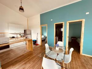 a kitchen and dining room with a table and chairs at Cabañas Arte Brisa in Puerto Natales