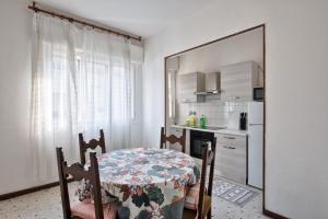 una piccola cucina con tavolo e tavolo e una cucina di Cozy Miranese Venice Apartment a Chirignago