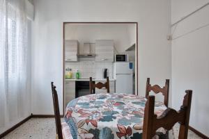 una sala da pranzo con tavolo e una cucina di Cozy Miranese Venice Apartment a Chirignago