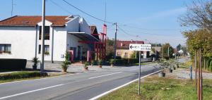 een lege straat met een eenrichtingsverkeer naast een gebouw bij OPG VIDA in Garešnica