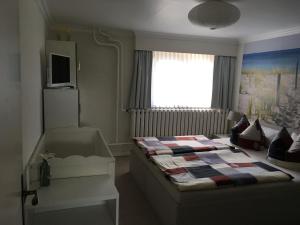 キュールングスボルンにあるFerienwohnung Kornblumeの小さなベッドルーム(ベッド1台、窓付)