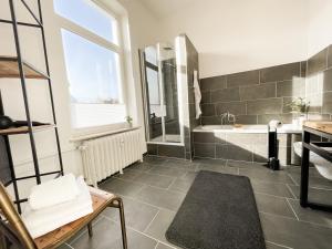 Ένα μπάνιο στο Altbauwohnung mit Schleiblick - Erster Stock +24 φωτογραφίες