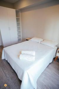 Uma cama ou camas num quarto em Cookandmusicapartments Forvm Molas Lopez