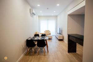 Uma televisão e/ou sistema de entretenimento em Cookandmusicapartments Forvm Molas Lopez