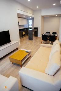 Uma televisão e/ou sistema de entretenimento em Cookandmusicapartments Forvm Molas Lopez