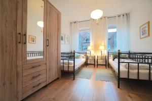 Zimmer mit 2 Betten und einer großen Holztür in der Unterkunft Ferienwohnung Möwe in zentraler Lage in Eckernförde