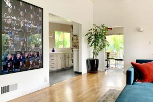uma sala de estar com um grande cartaz na parede em Stunning Hollywood Midcentury Modern-Views-Best Location! em Los Angeles