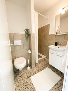 een badkamer met een toilet en een wastafel bij Ferienwohnung mit Meerblick - Kiek ut in Eckernförde