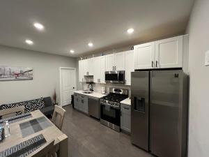Charming 3BR 2BA with Private Patio的厨房或小厨房